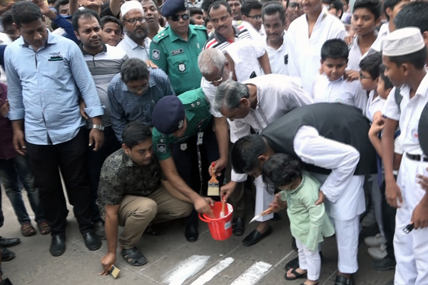 ব্যক্তিগত খরচে জেব্রা ক্রসিং ও রোড সাইনের কাজ শুরু সাদিক আবদুল্লাহর 