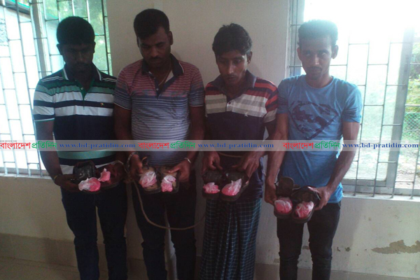 টেকনাফে বাস যাত্রীদের জুতার ভেতরে ৫ হাজার ইয়াবা, আটক ৪
