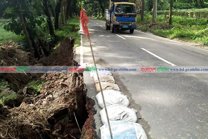 ভাঙছে বান্দরবান-কেরানীহাট সড়ক