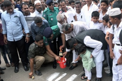 ব্যক্তিগত খরচে জেব্রা ক্রসিং ও রোড সাইনের কাজ শুরু সাদিক আবদুল্লাহর 