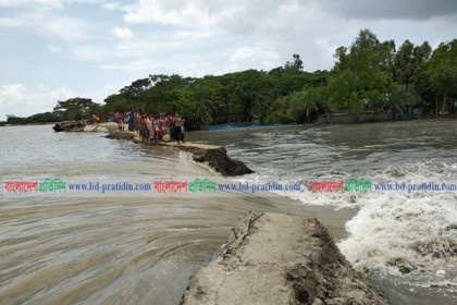 বাঁধ ভেঙে সাতক্ষীরায় ৩ গ্রাম প্লাবিত, তলিয়ে গেছে শতাধিক মৎস্য ঘের
