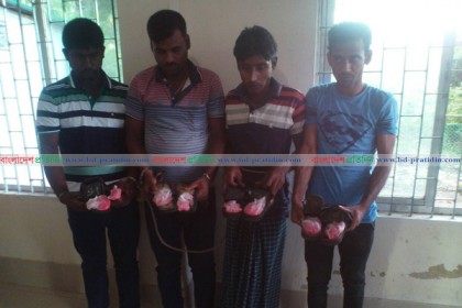 টেকনাফে বাস যাত্রীদের জুতার ভেতরে ৫ হাজার ইয়াবা, আটক ৪
