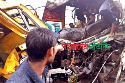 নাটোরে বাস-কার্ভাডভ্যানের সংঘর্ষে চালক নিহত
