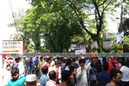 বকেয়া বেতন-বোনাসের দাবিতে রায়পুরে শ্রমিকদের সড়ক অবরোধ