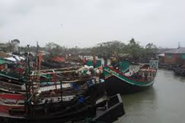 টেকনাফ-সেন্টমার্টিন নৌ-রুটে ট্রলার চলাচল বন্ধ