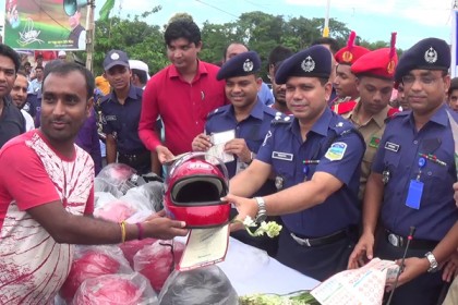 নেত্রকোনায় ট্রাফিক সপ্তাহ উপলক্ষে হেলমেট বিতরণ

