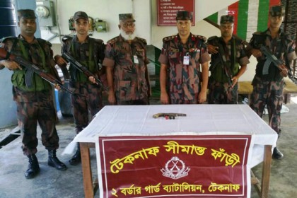 টেকনাফে বিজিবির অভিযানে অস্ত্র উদ্ধার

