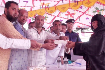 লক্ষ্মীপুরে ১০৬ শ্রমিক পরিবারের মাঝে অনুদানের চেক বিতরণ  