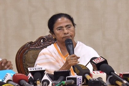'অমিত শাহের বাবা-মায়ের জন্মের সনদ আছে তো'