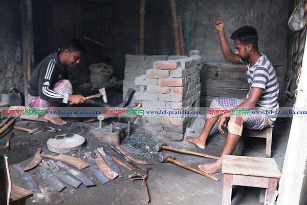 টুং-টাং শব্দে মুখর কামারপল্লী
