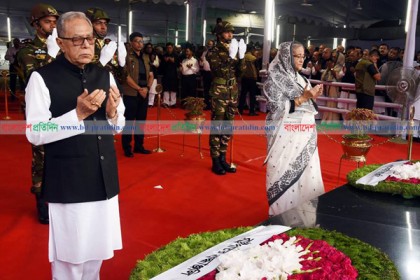 বঙ্গবন্ধুর প্রতিকৃতিতে রাষ্ট্রপতি-প্রধানমন্ত্রীর শ্রদ্ধা