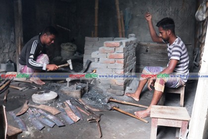 টুং-টাং শব্দে মুখর কামারপল্লী