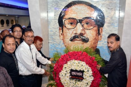 বঙ্গবন্ধুর প্রতিকৃতিতে রূপালী ব্যাংকের শ্রদ্ধা