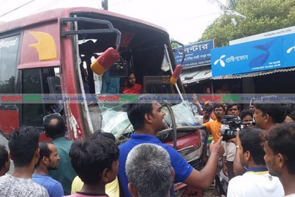 রাজশাহীতে নিয়ন্ত্রণ হারিয়ে যাত্রীবাহী বাস দোকানে, নিহত ৩