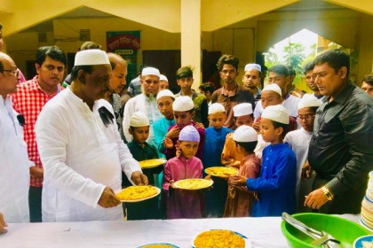 জাতীয় শোক দিবসে এতিম শিশুদের মাঝে খাবার বিতরণ 

