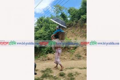 মাকে মাথায় নিয়ে এক কিলোমিটার পাড়ি!

