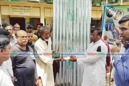 লালপুরে দুঃস্থ ও প্রাকৃতিক দুর্যোগে ক্ষতিগ্রস্তদের শুকনা খাবার ও ঢেউ টিন বিতরণ