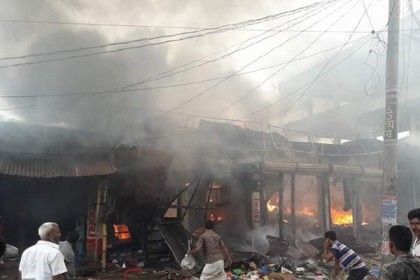 খানসামার পাকেরহাটে আগুনে ৪ দোকান ভস্মীভূত 

