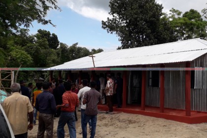 তেঁতুলিয়ায় ভূমিহীনদের মাঝে গুচ্ছগ্রাম হস্তান্তর

