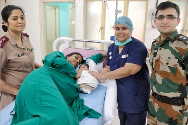 ভারতের নৌবাহিনীর অন্তঃসত্ত্বা নারীকে উদ্ধারের ছবি ভাইরাল