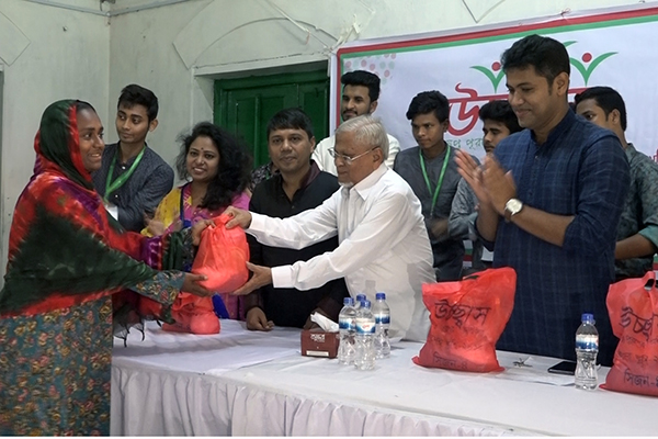 বরিশালে অসচ্ছল শতাধিক পরিবারের মাঝে ঈদ সামগ্রী বিতরণ