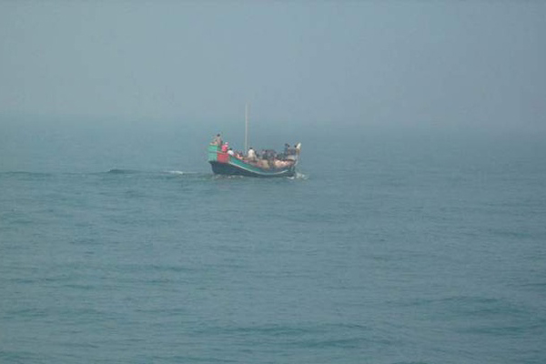 মেঘনায় লঞ্চের ঢেউয়ে ট্রলারডুবি