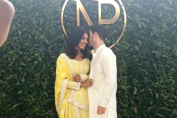 'বাগদান' সম্পন্ন হতেই নিকের সঙ্গে ঘনিষ্ঠ প্রিয়াঙ্কা!