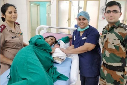 ভারতের নৌবাহিনীর অন্তঃসত্ত্বা নারীকে উদ্ধারের ছবি ভাইরাল