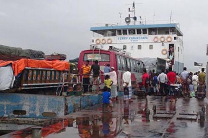 তীব্র স্রোতে পদ্মায় ফেরি চলাচল ব্যাহত