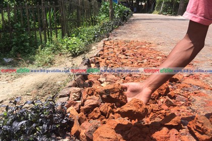 সিংড়ায় কাজ শেষ না হতেই উঠে যাচ্ছে কার্পেটিং