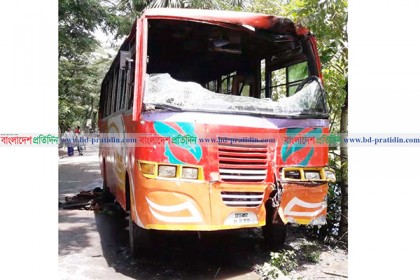 শরণখোলায় বাসচাপায় ইজিবাইক চালক নিহত, সড়ক অবরোধ