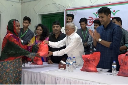 বরিশালে অসচ্ছল শতাধিক পরিবারের মাঝে ঈদ সামগ্রী বিতরণ