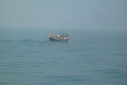 মেঘনায় লঞ্চের ঢেউয়ে ট্রলারডুবি