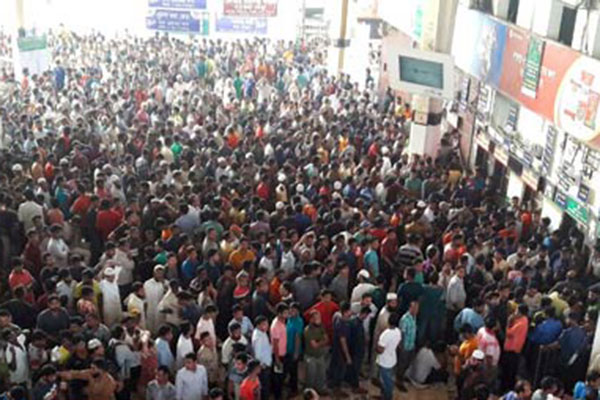 কমলাপুরে টিকিট প্রত্যাশীদের উপচে পড়া ভিড়

