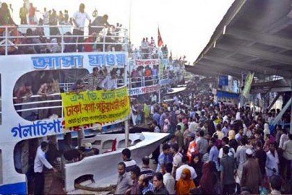 সদরঘাটে ঘরমুখো মানুষের উপচে পড়া ভিড়