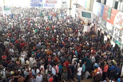 কমলাপুরে টিকিট প্রত্যাশীদের উপচে পড়া ভিড়

