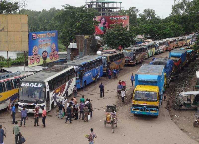 পাটুরিয়া ফেরিঘাটে যানবাহনের দীর্ঘ লাইন, ফেরি চলাচলে ধীরগতি