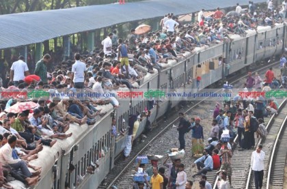 সব ভিড় যেন রেলস্টেশনে