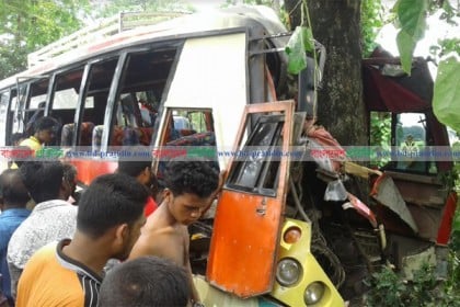 গোপালগঞ্জে বাস খাদে পড়ে নিহত ৩, আহত ৩৫