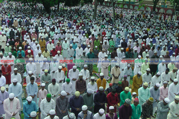 কঠোর নিরাপত্তায় কিশোরগঞ্জের শোলাকিয়ায় ঈদ জামাত অনুষ্ঠিত