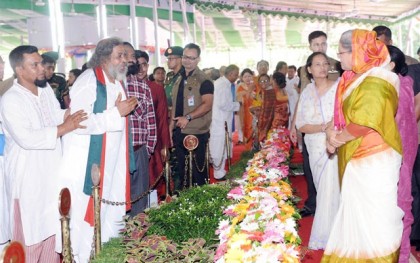 গণভবনে বিভিন্ন শ্রেণী-পেশার মানুষের সঙ্গে প্রধানমন্ত্রীর ঈদের শুভেচ্ছা বিনিময় 