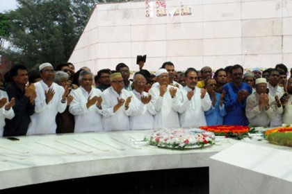 জিয়ার সমাধিতে বিএনপি নেতাদের শ্রদ্ধা, দোয়া