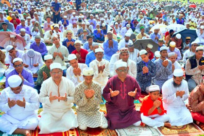 দিনাজপুরে উপমহাদেশের বৃহৎ ঈদগাহে লাখ মুসল্লির ঈদের নামাজ