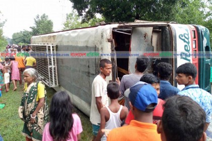 দিনাজপুরের বীরগঞ্জে সড়ক দুর্ঘটনায় আহত ১৫