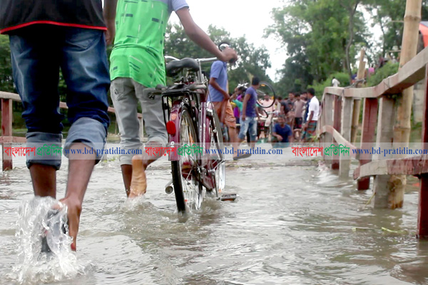 ঠাকুরগাঁওয়ে পানির নিচে সাঁকো, দুর্ভোগে হাজারো মানুষ
