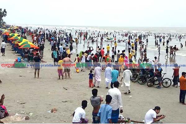 বৃষ্টি উপেক্ষা করে ঈদের ছুটিতে কুয়াকাটায় পর্যটকের ঢল
