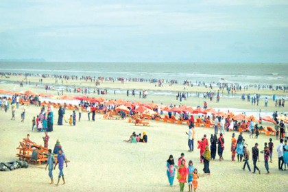 ঈদের টানা ছুটিতে লাখো পর্যটকদের পদভারে মুখরিত কক্সবাজার