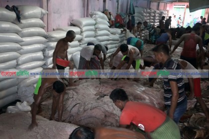 বরিশালে চামড়ার বাজারে ভয়াবহ দরপতন, পাচারের আশঙ্কা 
