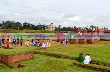 কুমিল্লা শালবন বিহারে দর্শনার্থীদের ভিড়