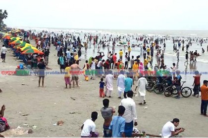 বৃষ্টি উপেক্ষা করে ঈদের ছুটিতে কুয়াকাটায় পর্যটকের ঢল
